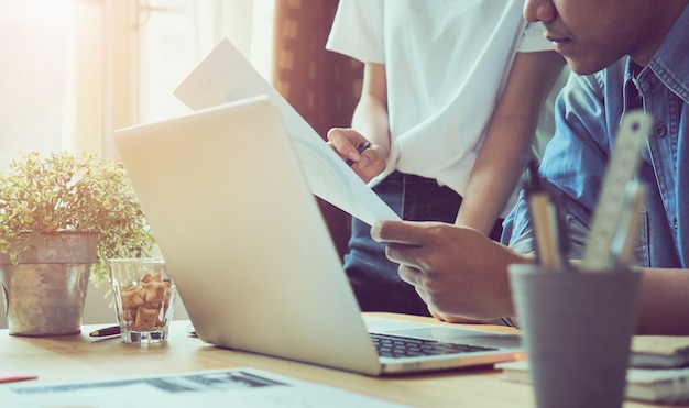 travail d&#39;équipe, jeune femme d&#39;affaires au bureau en chemise décontractée