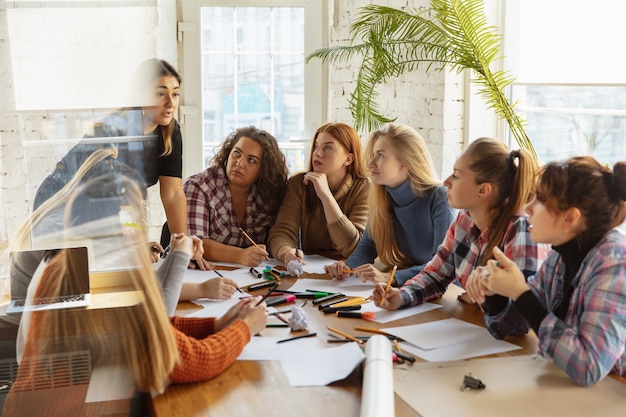 Photo travail d'équipe jeunes discutant des droits des femmes et de l'égalité au bureau