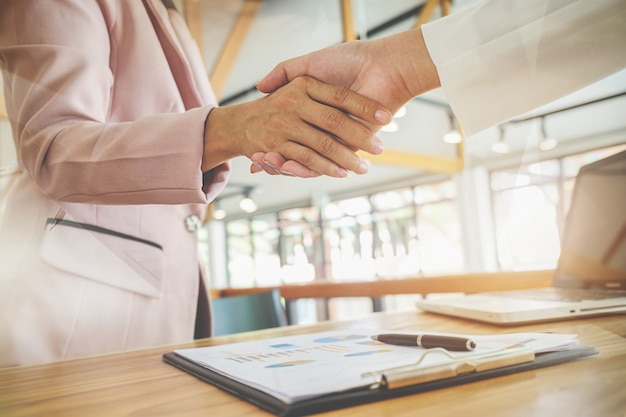 Travail d&#39;équipe Joignez les mains soutenez le concept ensemble.