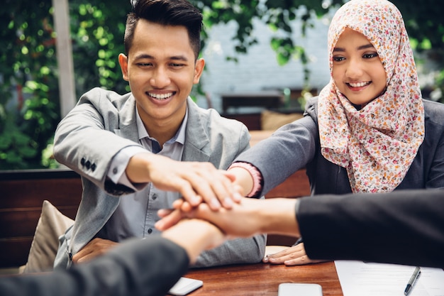 Travail d'équipe joindre mains soutenir ensemble Concept