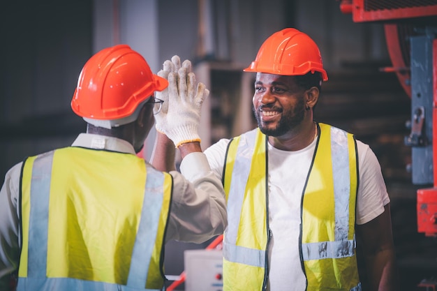 Travail d'équipe Ouvrier afro-américain dans l'usine Homme noir afro travail industriel lourd