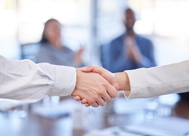 Travail d'équipe de poignée de main et accord de partenariat b2b ou contrat d'accord ou intégration Merci de bienvenue et les gens d'affaires se serrent la main pour l'embauche de collaboration ou le recrutement crm ou l'accueil