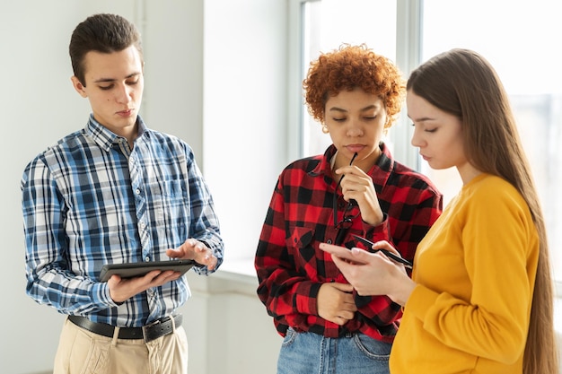 Travail d'équipe remue-méninges concept d'équipe jeune professionnel heureux collègues multiraciaux coopérant travail