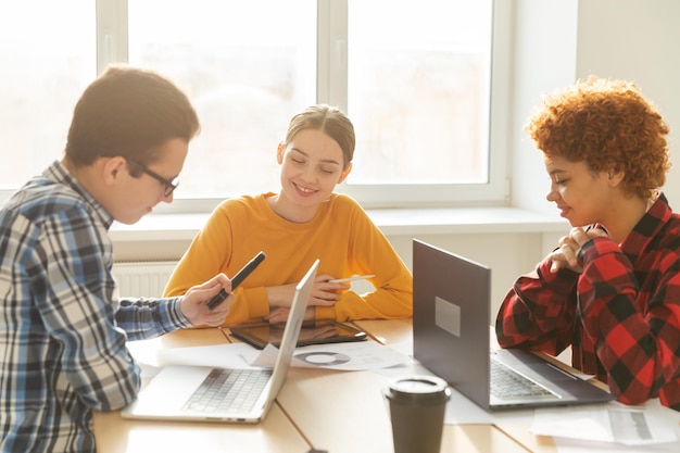 Travail d'équipe remue-méninges divers collègues travaillant ensemble discutent d'un groupe de statistiques financières heureux