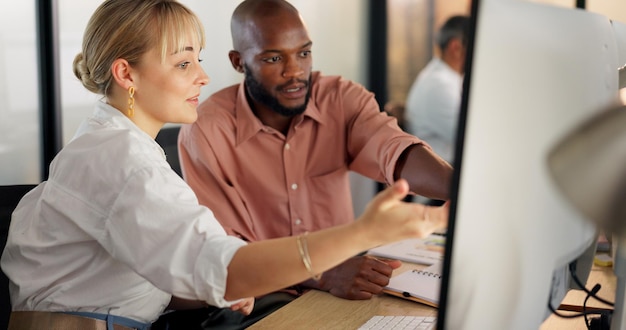 Photo travail d'équipe ressources humaines et formation avec une femme d'affaires expliquant à un stagiaire travaillant dans un bureau marketing informatique et collaboration avec une équipe d'employés masculins et féminins travaillant ensemble