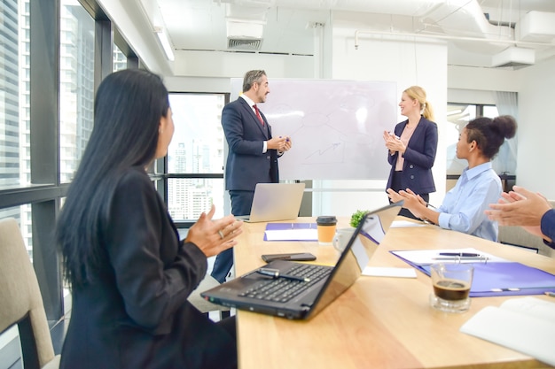 Travail d'équipe Réunion d'un groupe de travail pour la réussite du plan de marketing