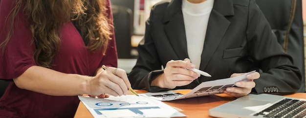 Travail d'équipe de réunion professionnelle de femme d'affaires parlant heureux discuter avec le nouveau projet de démarrage rapport de planification de présentation d'idée analyser le contrat