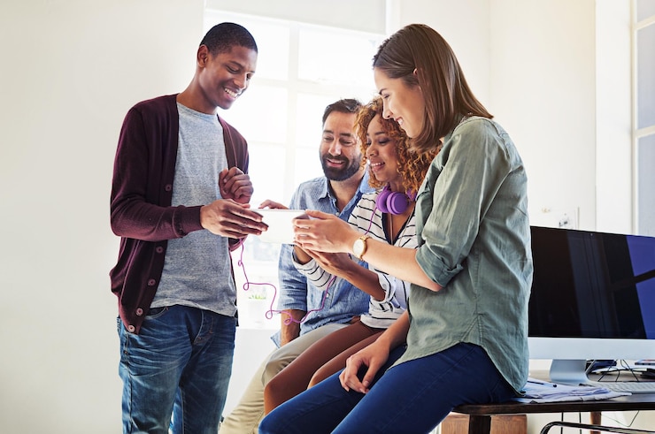 Photo travail d'équipe sur tablette et gens d'affaires heureux sur le site web de bureau en ligne et les médias sociaux pour le démarrage réseaux de communication et amis de travail sur la technologie numérique pour la vidéo et la recherche sur internet de stratégie
