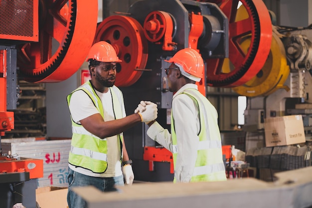 Travail d'équipe Travailleur afro-américain dans l'usineHomme noir afro travail industriel lourd