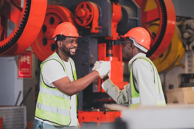 Travail d'équipe Travailleur afro-américain dans l'usineHomme noir afro travail industriel lourd