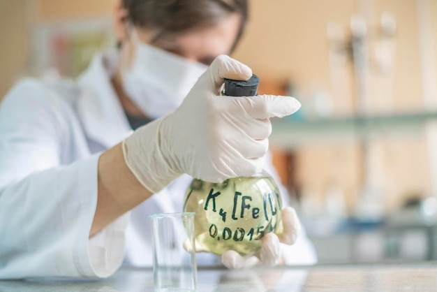 Travail d'étudiant heureux dans le laboratoire de l'école b