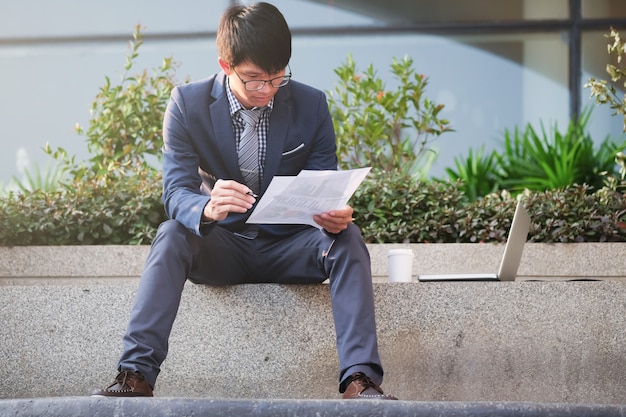 Travail à l&#39;extérieur et le concept d&#39;entreprise de bureau mobile.