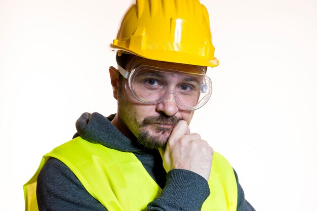 Photo travail, faites-le vous-même, homme vêtu d'un casque de constructeur jaune avec des lunettes de protection prêt à commencer les travaux de construction