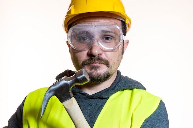 Photo travail, faites-le vous-même, homme vêtu d'un casque de constructeur jaune avec des lunettes de protection prêt à commencer les travaux de construction