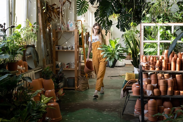 Travail de fleuriste de femme d'affaires dans le magasin de plantes d'intérieur