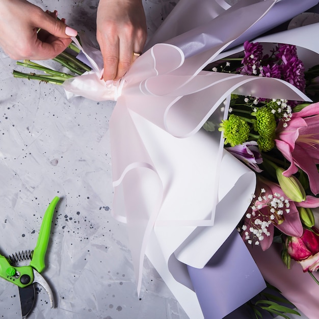 Travail de fleuriste en train de créer un bouquet