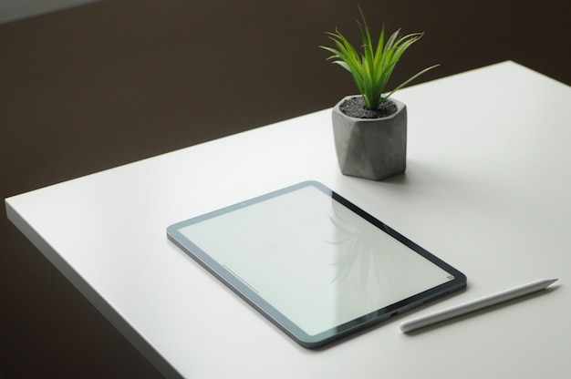 Travail indépendant sur pavé tactile Apprentissage du dessin numérique Intérieur de la maison avec plante Passe-temps créatif à la maison