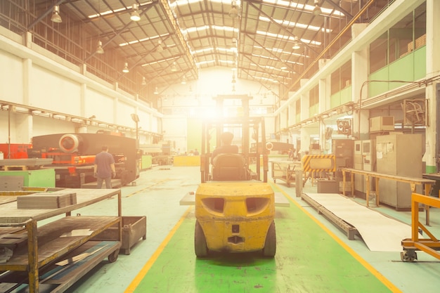 Le travail de logistique d&#39;entrepôt se fait avec un chariot élévateur