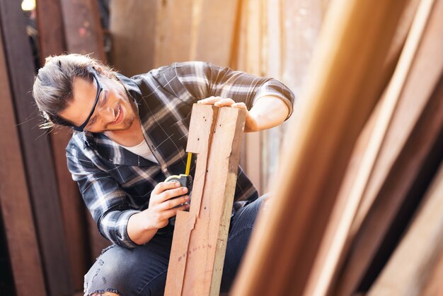 Travail de menuisier dans l'atelier du bois en sélectionnant le bois pour ses woddwork