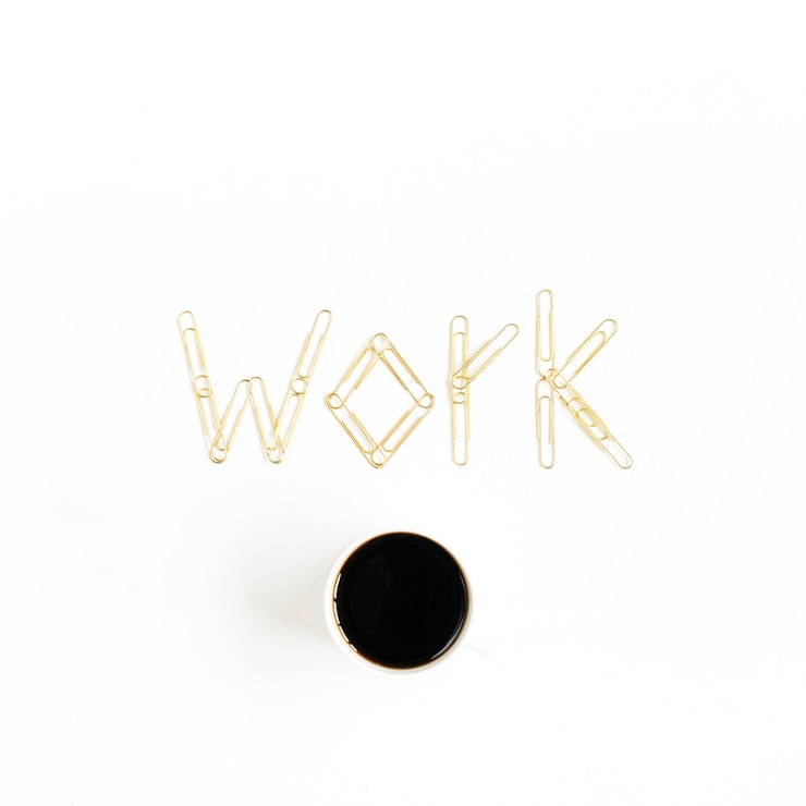 Photo travail de mot composé de pinces dorées et de café dans une composition plat minimaliste