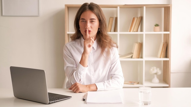 Travail secret femme élégante garder le silence conspirateur