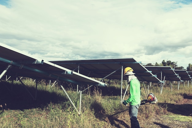 Travail travaillant sur le nettoyage de la centrale solaire