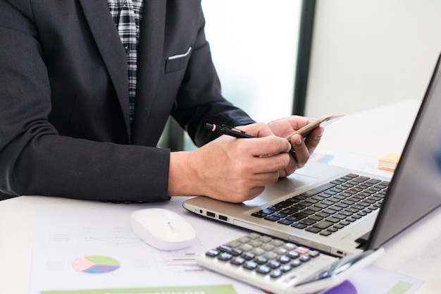 Travailler sur le bureau avec un téléphone intelligent et un ordinateur portable