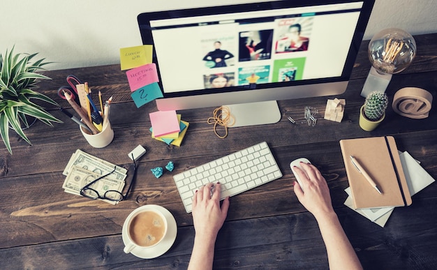 Photo travailler sur un bureau