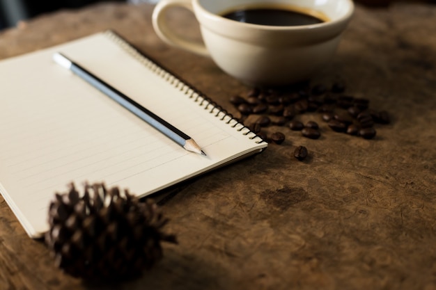 Travailler avec des cahiers et des tasses à café sur des planchers en bois.