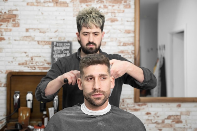 Travailler chez le coiffeur Photo de haute qualité