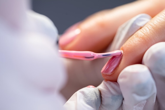 Photo travailler comme esthéticienne et manicuriste dans un salon professionnel