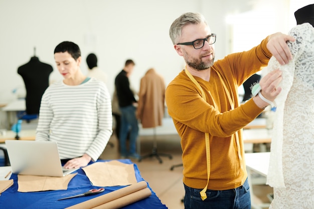 Travailler dans un atelier de couture