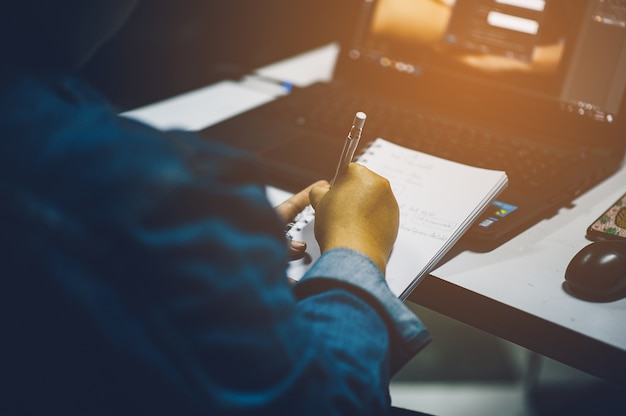 Travailler dans le bureau et la tolérance au travail