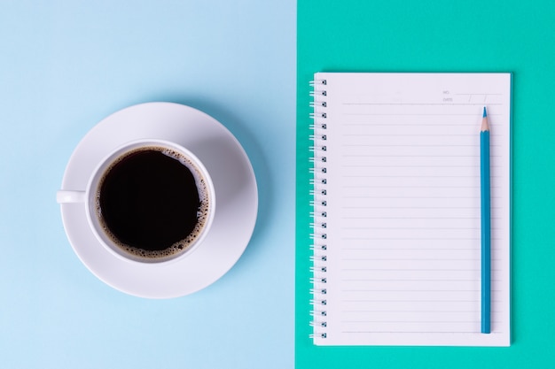 Travailler dans le concept de bureau. Black Coffee et cahier avec un crayon sur fond de table au bureau.