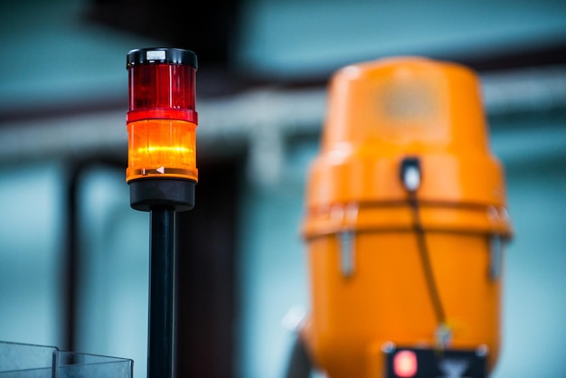 Travailler dans le signal lumineux de l'usine