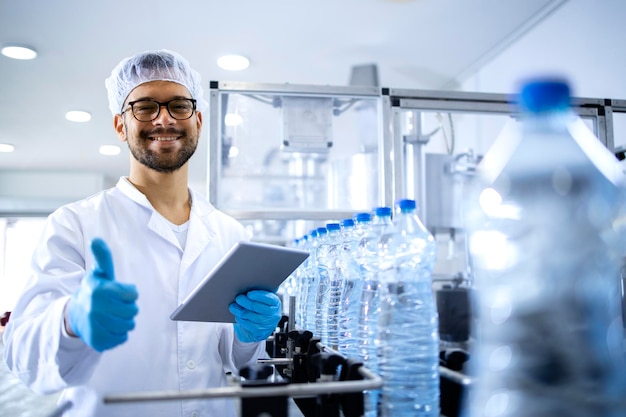 Travailler dans une usine d'embouteillage d'eau