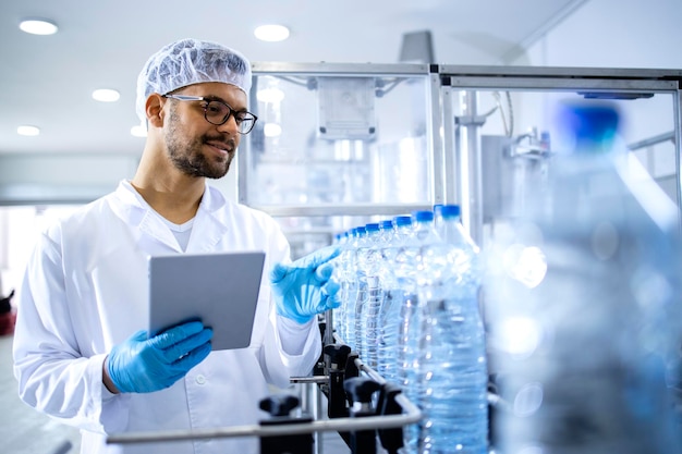 Travailler dans une usine d'embouteillage pour vérifier la qualité de l'eau en bouteille