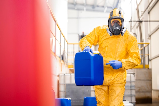 Travailler dans une usine de produits chimiques produisant de l'acide pour l'industrie métallurgique