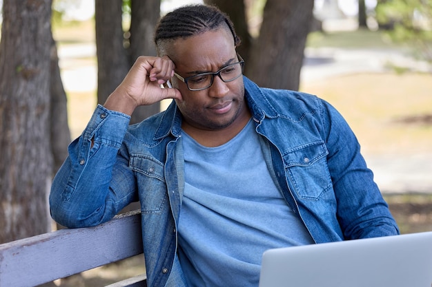 Travailler en dehors du bureau est une activité populaire chez les jeunes modernes