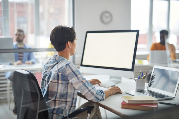 Travailler devant le moniteur