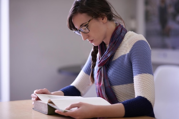 Travailler avec diligence Photo d'une jeune étudiante universitaire étudiant dans sa classe