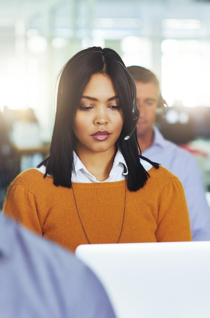 Travailler dur pour aider chaque appelant Photo recadrée de personnes travaillant dans leur bureau