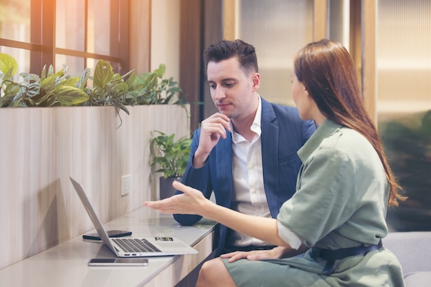 Travailler ensemble dans un café, réunion d'affaires des partenaires dans un café.