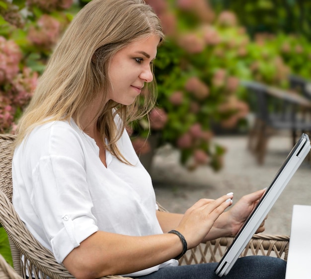 Photo travailler en ligne sur une tablette et un ordinateur portable dans un café