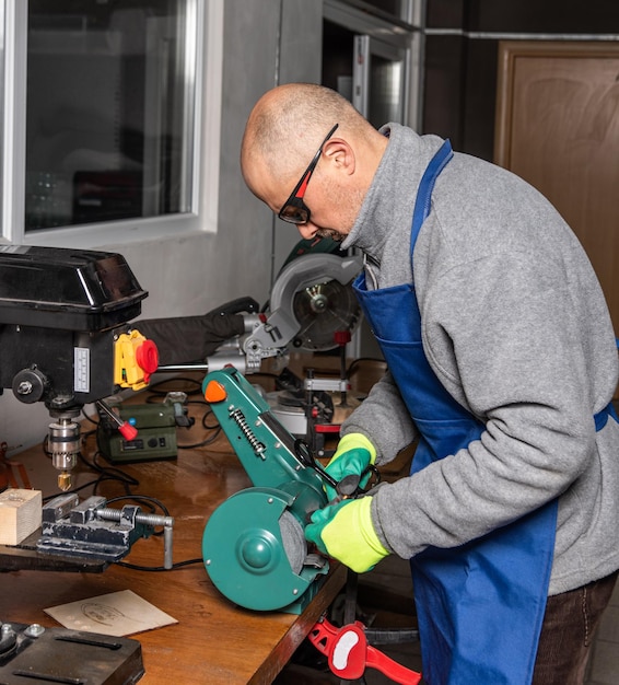 Travailler sur les machines d'affûtage dans l'usine industrielle