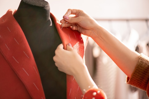 Travailler sur un manteau rouge