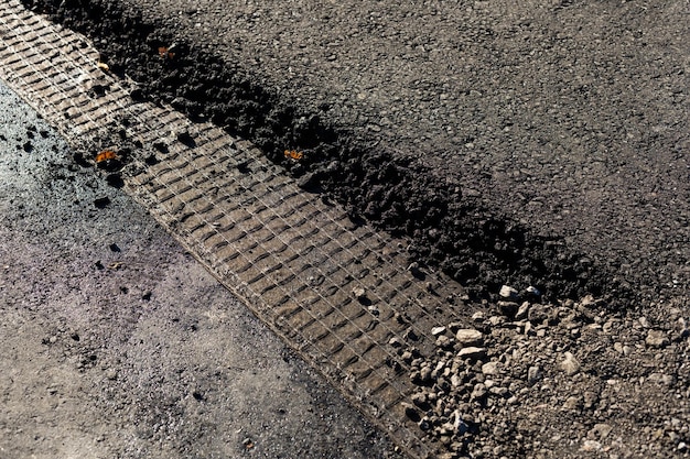 Travailler sur une nouvelle rue en mettant du nouvel asphalte