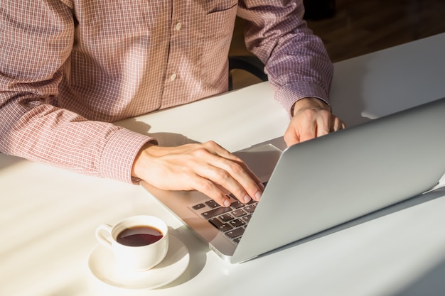 Travailler à L'ordinateur Dans Un Bureau Ensoleillé Lumineux