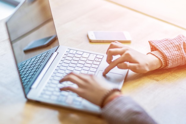 Travailler sur un ordinateur portable à un bureau