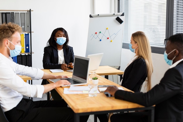 Travailler pendant covid au concept de bureau